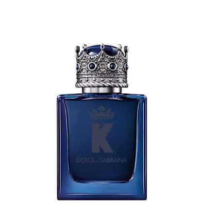 A imagem mostra o frasco do perfume K by Dolce&Gabbana. O frasco de vidro é na cor azul escura e tem forma retangular. A tampa é na forma de uma coroa prateada decorada com pedras azuis, e na frente, a imagem de uma coroa, a letra K e o nome da marca.