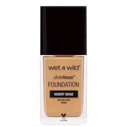 A imagem mostra uma embalagem de base líquida da marca Wet n Wild. É o produto PhotoFocus Foundation. A embalagem é um frasco retangular com o rótulo frontal que exibe o nome do produto e a marca.