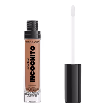 A imagem mostra um corretivo líquido da marca de cosméticos Wet n Wild chamado "Incognito". O produto é descrito como "Cobertura Total o Dia Todo" e apresenta um aplicador em forma de pincel integrado à embalagem.