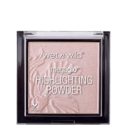 A imagem mostra um produto de maquiagem da marca Wet n Wild. É um iluminador em pó compacto chamado "Megaglo Highlighting Powder".