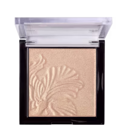 O produto vem em uma embalagem plástica transparente com tampa basculante que permite ver o produto. A cor do pó prensado é um tom bege rosado brilhante com uma bela estampa repuxada no design de folhas na superfície do pó.