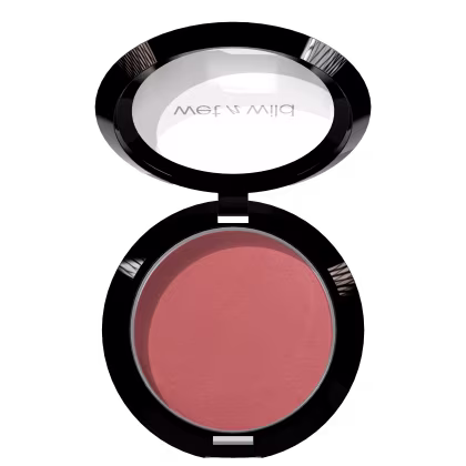 A imagem mostra um blush compacto da marca Wet n Wild. O estojo é redondo e preto, com detalhes brilhantes que parecem listras gravadas ao redor da borda.
