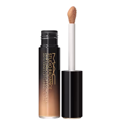 A imagem mostra um corretivo líquido que vem em um frasco degradê em tom preto e bege. Ao lado está o aplicador, que possui um formato oval com base preta. No frasco, está escrito " M·A·C Studio Radiance 24hr Luminous Lift Concealer" em um tom dourado.