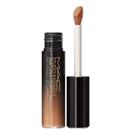 A imagem mostra um corretivo líquido que vem em um frasco degradê em tom preto e bege. Ao lado está o aplicador, que possui um formato oval com base preta. No frasco, está escrito " M·A·C Studio Radiance 24hr Luminous Lift Concealer" em um tom dourado.