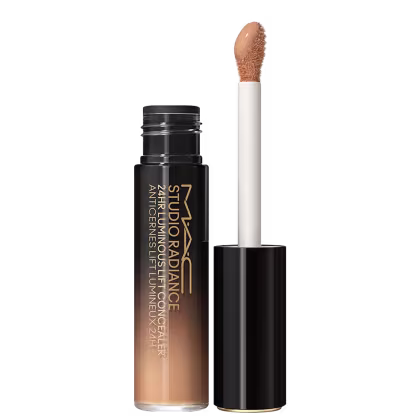 A imagem mostra um corretivo líquido que vem em um frasco degradê em tom preto e bege. Ao lado está o aplicador, que possui um formato oval com base preta. No frasco, está escrito " M·A·C Studio Radiance 24hr Luminous Lift Concealer" em um tom dourado.