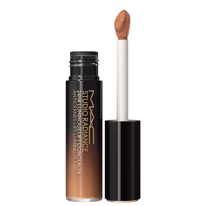 A imagem mostra um corretivo líquido que vem em um frasco degradê em tom preto e bege. Ao lado está o aplicador, que possui um formato oval com base preta. No frasco, está escrito " M·A·C Studio Radiance 24hr Luminous Lift Concealer" em um tom dourado.