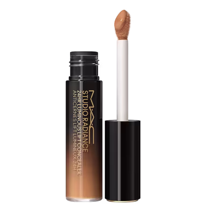 A imagem mostra um corretivo líquido que vem em um frasco degradê em tom preto e bege. Ao lado está o aplicador, que possui um formato oval com base preta. No frasco, está escrito " M·A·C Studio Radiance 24hr Luminous Lift Concealer" em um tom dourado.