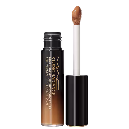 A imagem mostra um corretivo líquido que vem em um frasco degradê em tom preto e bege. Ao lado está o aplicador, que possui um formato oval com base preta. No frasco, está escrito " M·A·C Studio Radiance 24hr Luminous Lift Concealer" em um tom dourado.