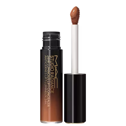 A imagem mostra um corretivo líquido que vem em um frasco degradê em tom preto e bege. Ao lado está o aplicador, que possui um formato oval com base preta. No frasco, está escrito " M·A·C Studio Radiance 24hr Luminous Lift Concealer" em um tom dourado.