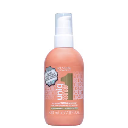 A imagem mostra o Leave-in Curls da linha Uniq One da Revlon Professional. Possui uma embalagem plástica arredondada na cor salmão com tampa branca e detalhes em dourado. Seu rótulo tem informações adicionais como volume e benefícios.