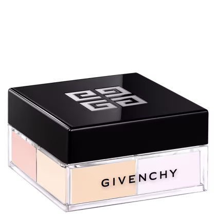 A imagem mostra o pó solto de Givenchy. É uma caixa preta elegante, com o logotipo da marca em relevo na tampa superior. A caixa é retangular e possui uma base transparente de acrílico que permite ver as cores suaves do pó solto.