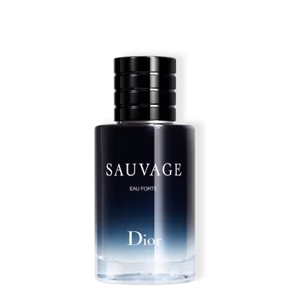 A imagem mostra um frasco do perfume Sauvage Eau Forte. O frasco tem um design elegante e moderno, com uma silhueta cilíndrica e linhas retas. O corpo do frasco é feito de vidro escuro que se degrada do preto para um azul profundo na parte inferior.