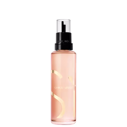 Perfume Si Giorgio Armani. O frasco é transparente e contém um líquido de cor pêssego claro. Possui um acionador preto na parte superior para borrifar o produto. O nome da marca "Giorgio Armani" está impresso na parte frontal do frasco de forma elegante.
