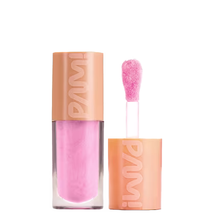 A imagem mostra o gloss labial da marca Pam! By Pamella. Seu tubo é transparente e permite ver sua cor rosa claro vibrante. Ao lado tem seu aplicador na mesma tonalidade rosa claro. Ambos ostentam o logotipo PAM estampado na tampa laranja.