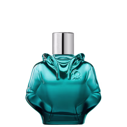 Perfume em frasco de vidro verde translúcido com formato de moletom. A tampa é prateada com o logotipo "United Colors of Benetton" gravado.