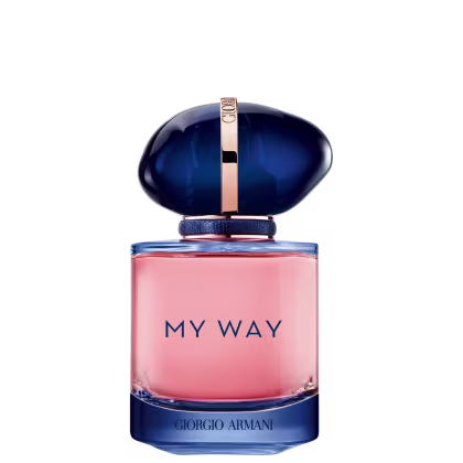 Um frasco de perfume da marca Giorgio Armani. A parte superior do é azul escuro brilhante, enquanto o frasco em si é transparente, permitindo ver o líquido rosa claro em seu interior. O nome "My Way", está impresso na parte frontal em letras escuras.