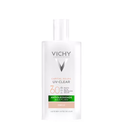 Embalagem em frasco plástico branco opaco. Rótulo frontal com o logotipo Vichy e o nome do produto "Capital Soleil UV-Clear" em letras cinza. Indicação de FPS 60 e descrição "Antioleosidade Aqua-Fluido Cor 2.0".