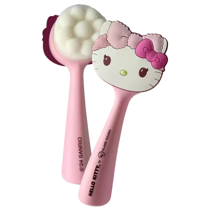 Duas escovinhas faciais, primeira mostra o lado externo, onde a parte superior tem o formato da cabeça da Hello Kitty, A outra está virada e mostra a parte interior branca com relevos semelhantes a pequenas bolas. Elas possuem hastes também rosa.