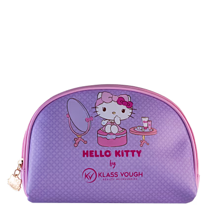 Nécessaire oval de zíper com pingente dourado, na cor lilás. A Hello Kitty está no centro, sentada em frente a um espelho com uma mesa de produtos de beleza do lado. Abaixo está escrito "HELLO KITTY by KLASS VOUCH BEAUTY ACCESSORIES" em rosa.