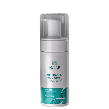 A imagem mostra o produto Mousse Inoar Meu Cacho, Meu Crush Solution 150ml, embalagem branca com detalhes em verde e tampa transparente, mostrando o aplicador pump. Descrição "Mousse Volume Controlado" e "Fixação Flexível" na parte inferior.