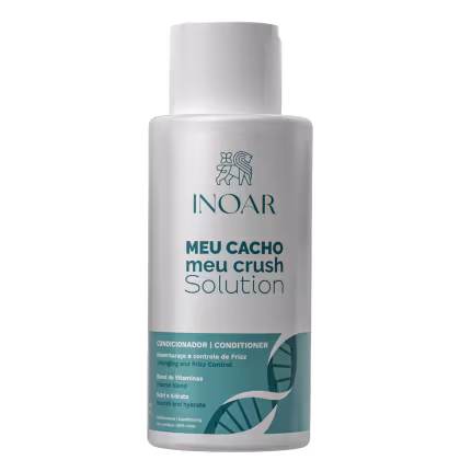 A imagem mostra o Condicionador da marca Inoar chamado "Meu Cacho Meu Crush Solution". A embalagem é um frasco plástico branco opaco com detalhes em verde. Há informações sobre o produto, como controle de frizz, blend de vitaminas, nutrição e hidratação.