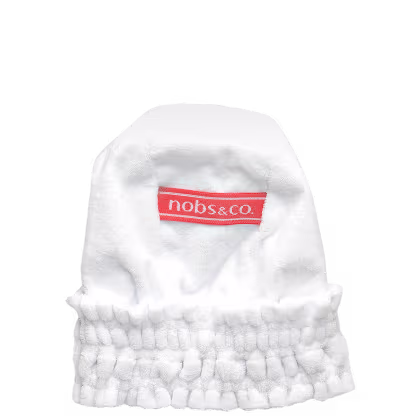 Touca na cor branca com o nome da marca na parte frontal.