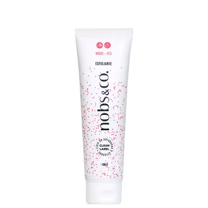 Embalagem em tubo plástico branco com detalhes em vermelho. O rótulo apresenta o nome da marca "Nobs & Co" em letras pretas, a palavra "Esfoliante" em letras maiores e o selo "Clean Label" indicando produtos naturais