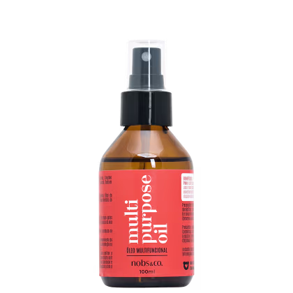 Óleo multifuncional em frasco plástico âmbar com borrifador. Embalagem retangular com rótulo laranja contendo o nome do produto "multi purpose oil" e a marca "nobs&co." Capacidade de 100ml. Cores predominantes são laranja, âmbar e preto.
