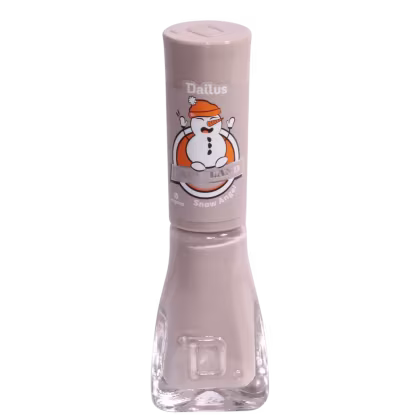 Esmalte cremoso da marca Dailus, cor Snow Angel. O frasco é pautado por tons de bege claro, contendo um boneco de neve no rótulo de sua tampa.