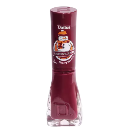 Esmalte cremoso da marca Dailus, cor Cherry Mocha. O frasco é pautado por tons de vinho, contendo um boneco de neve no rótulo de sua tampa.