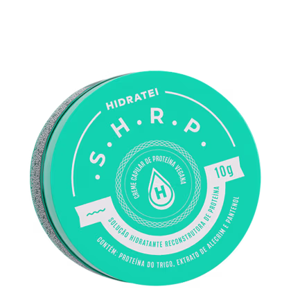 Creme hidratante em embalagem redonda de plástico verde-água. Contém rótulo circular no centro com o texto "Creme capilar de proteína vegana". Ao redor, texto "HIDRATEI S.H.R.P" e informações como "Solução hidratante reconstrutora", "10g".