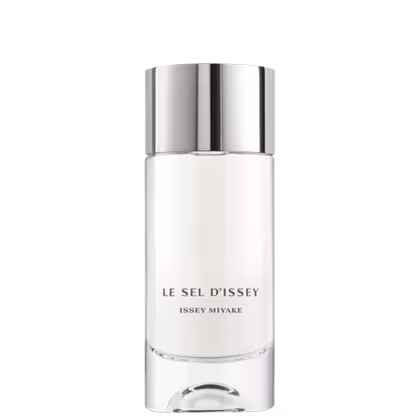 Perfume em frasco cilíndrico transparente com tampa prateada. A embalagem é minimalista, com o nome do produto "Le Sel d'Issey" e a marca "Issey Miyake" impressos em letras pretas na parte frontal do frasco. O líquido dentro é incolor e transparente.