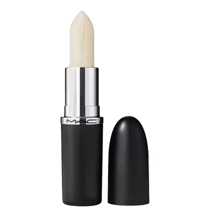 A imagem mostra um batom tipo bala, branco, com a tampa ao lado. A embalagem é preta e prata com o logo da marca em preto.