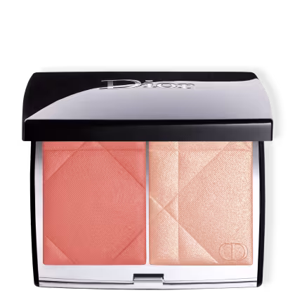 Paleta de blush e iluminador Dior em embalagem compacta preta e branca. A paleta contém dois produtos em tons terrosos - um blush pêssego rosado e um iluminador bege perolado. O logotipo "Dior" está gravado na tampa superior branca.