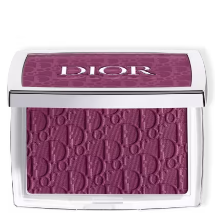 A imagem mostra a paleta com o blush. Ela possui um formato retangular em tom metalizado. No topo está escrito a logo Dior no tom roxo do produto. O pó também é texturizado com a logo da marca.