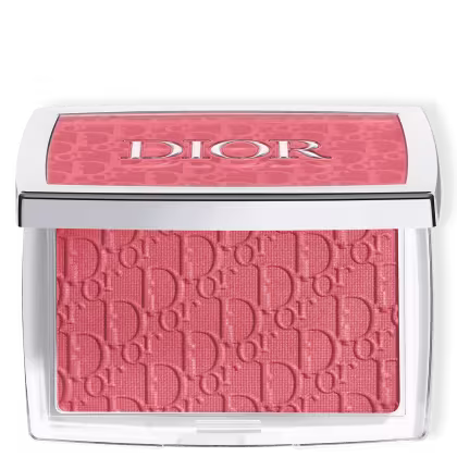 A imagem mostra a paleta com o blush. Ela possui um formato retangular em tom metalizado. No topo está escrito a logo Dior no tom rosa do produto. O pó também é texturizado com a logo da marca.