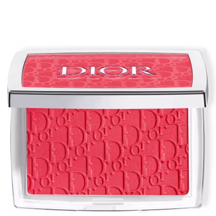 A imagem mostra a paleta com o blush. Ela possui um formato retangular em tom metalizado. No topo está escrito a logo Dior no tom avermelhada do produto. O pó também é texturizado com a logo da marca.