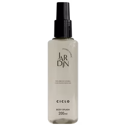Frasco plástico transparente de 200ml, retangular com tampa preta spray. Rótulo em letras pretas estilizadas e "Jardim Sambac", "95% Origem Natural", "Com Óleos Essenciais" e "Ciclo" na parte inferior.