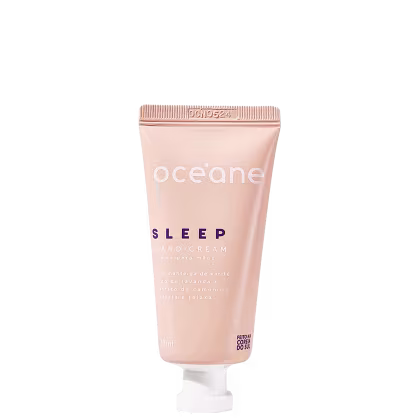 Embalagem tubular de plástico na cor bege claro. Rótulo com o nome "Océane Sleep Hand Cream" e texto descritivo mencionando ingredientes como manteiga de karité, óleo de lavanda e extrato de camomila para relaxar. Tamanho de 60ml indicado na embalagem.