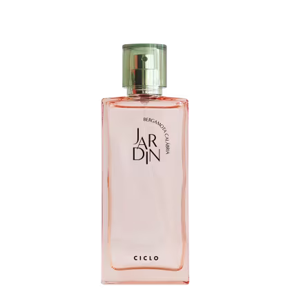 Perfume em frasco retangular de vidro transparente com líquido rosé claro. A embalagem leva o nome "JARDIN" em letras maiúsculas pretas e "Bergamota Calábria" em letras menores abaixo. Na parte inferior, está escrito "CICLO" em letras maiúsculas pretas.