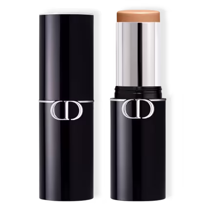 Base em bastão da marca Dior com formato cilíndrico na cor preta e detalhes prateados. Apresenta um design elegante e minimalista, típico dos produtos de luxo da marca.