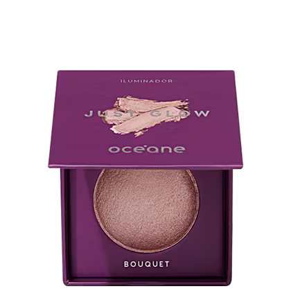 Iluminador em pó Just Glow da marca Océane. Embalagem compacta quadrada de cor roxa com o logotipo da marca e o nome do produto em letras douradas.