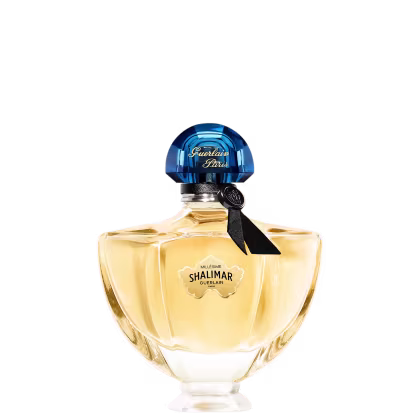 A imagem mostra um frasco de perfume arredondado com tampa azul.
