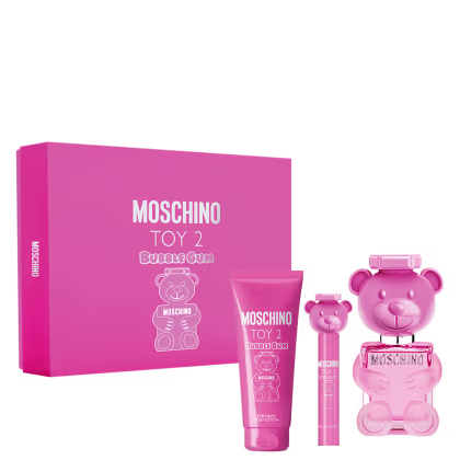 Caixa retangular rosa com o logotipo e nome do produto em letras brancas. Frasco de perfume rosa em formato de urso, miniatura de perfume rosa e tubo de loção corporal rosa.