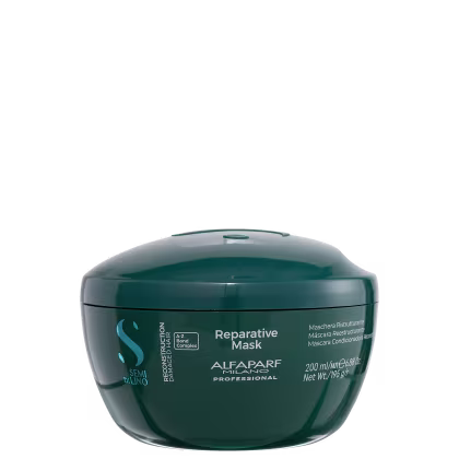 Máscara em embalagem plástica verde escura arredondada, com tampa de rosquear. A embalagem tem um design moderno e elegante, com letras dos textos em branco.