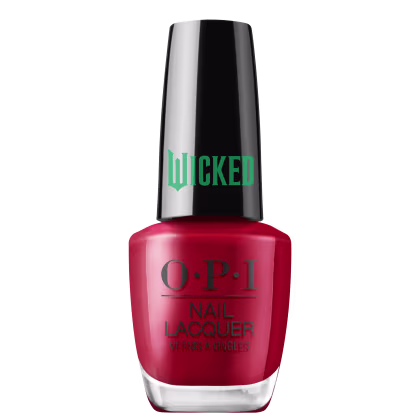 Produto de esmalte de unhas OPI da linha Wicked. Frasco de vidro transparente com tampa preta. O esmalte tem uma cor vermelha intensa. O rótulo exibe o logotipo OPI em letras pretas, com o nome "Wicked" em verde na tampa.