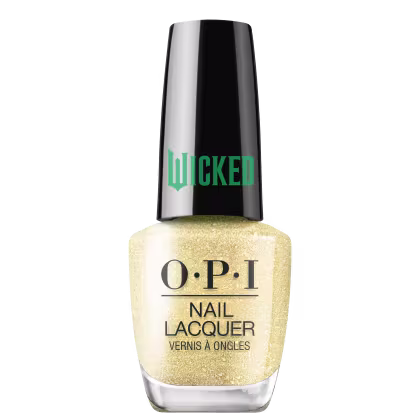 Produto de esmalte de unhas OPI da linha Wicked. Frasco de vidro transparente com tampa preta. O esmalte tem uma cor dourado suave. O rótulo exibe o logotipo OPI em letras pretas, com o nome "Wicked" em verde na tampa.
