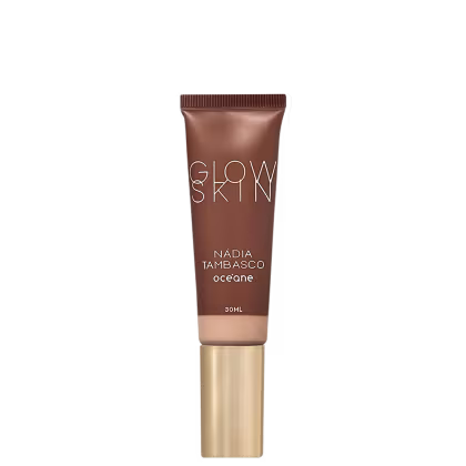 Tubo de maquiagem Glow Skin da marca Océane, com 30ml de volume, em embalagem marrom e dourada, com o nome da marca e da linha "Nadia Tambasco" impressos.