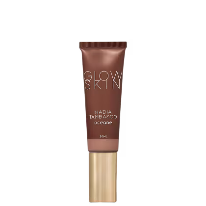 Tubo de maquiagem Glow Skin da marca Océane, com 30ml de volume, em embalagem marrom e dourada, com o nome da marca e da linha "Nadia Tambasco" impressos.