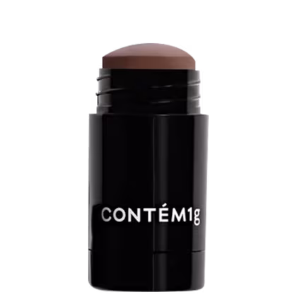 A imagem mostra um contorno em bastão (stick) com embalagem preta, com o logo da marca escrito em branco, sem a tampa.